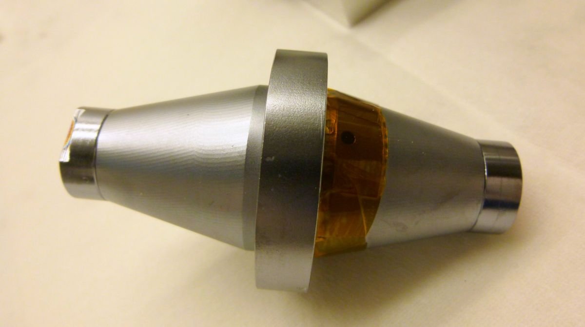 Ce laser ultra-stable pourrait changer notre rapport au temps : ces miroirs cristallins permettent une précision record, avec des impacts directs sur les horloges et la navigation