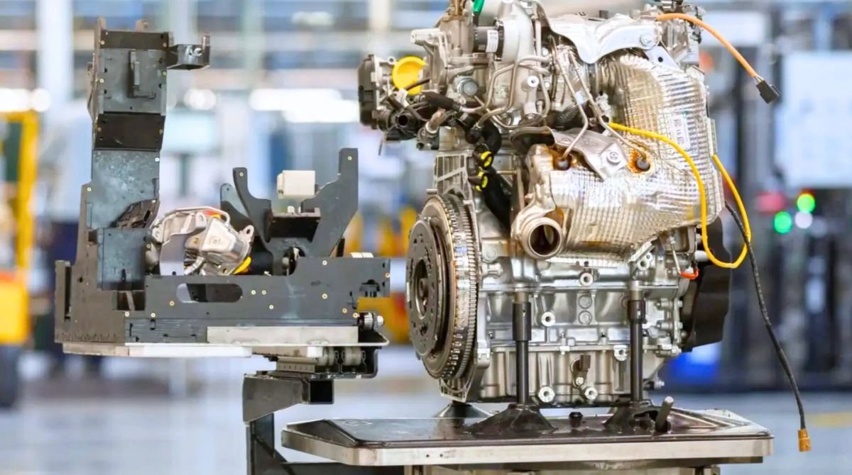 Ce moteur hybride britannique tourne à l’essence “verte” consommant 40 % de moins et pourrait sauver les voitures thermiques d’une mort annoncée