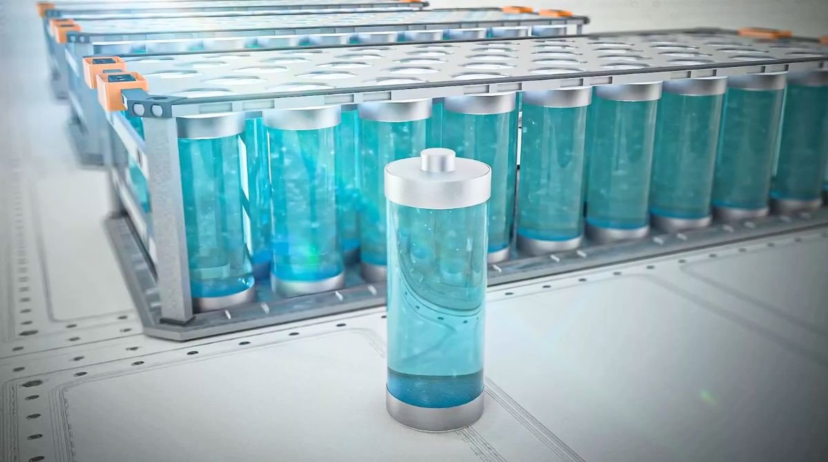 Cette batterie au sodium fait l’inverse de tout le monde et ça marche : garder de l’eau dedans booste l’énergie et peut même dessaler