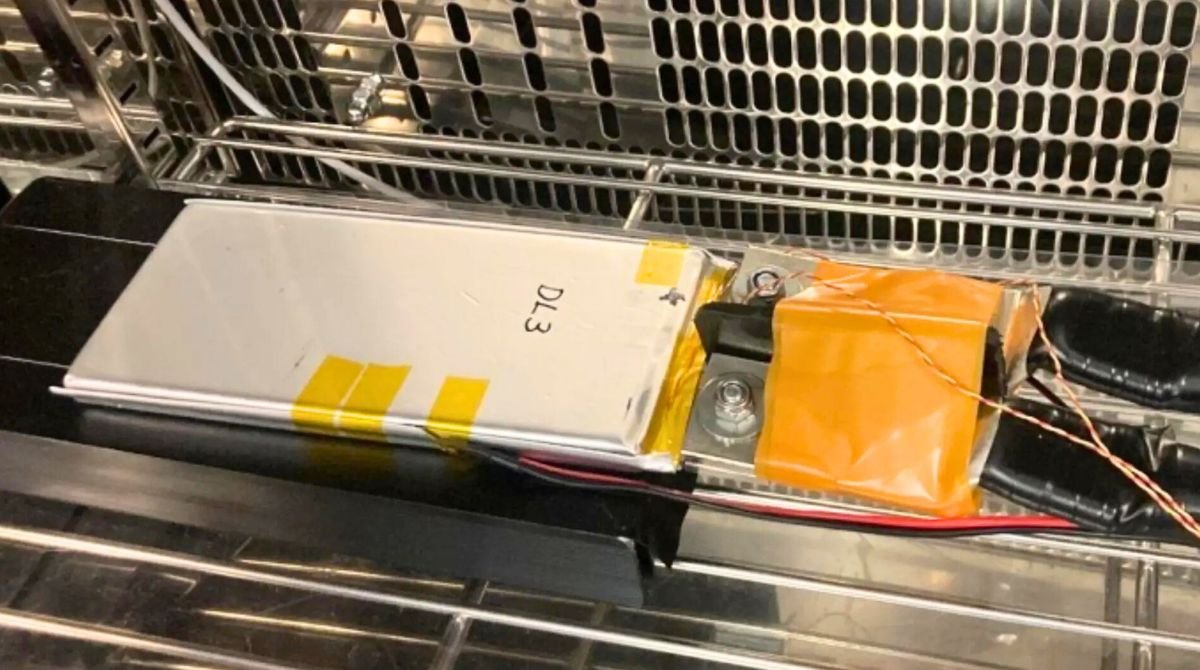 Cette batterie tout-solide accusée d’être une arnaque vient de passer un test indépendant : 80 % en 4,5 minutes, sans refroidissement actif