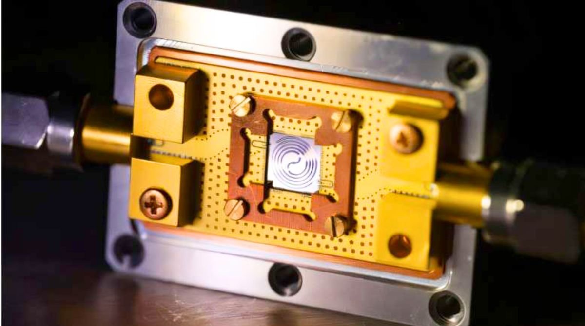 L'informatique quantique pourrait franchir un cap : lire un qubit ajoute du bruit, mais ce nouveau composant promet de réduire ce parasite au plus près de la limite physique