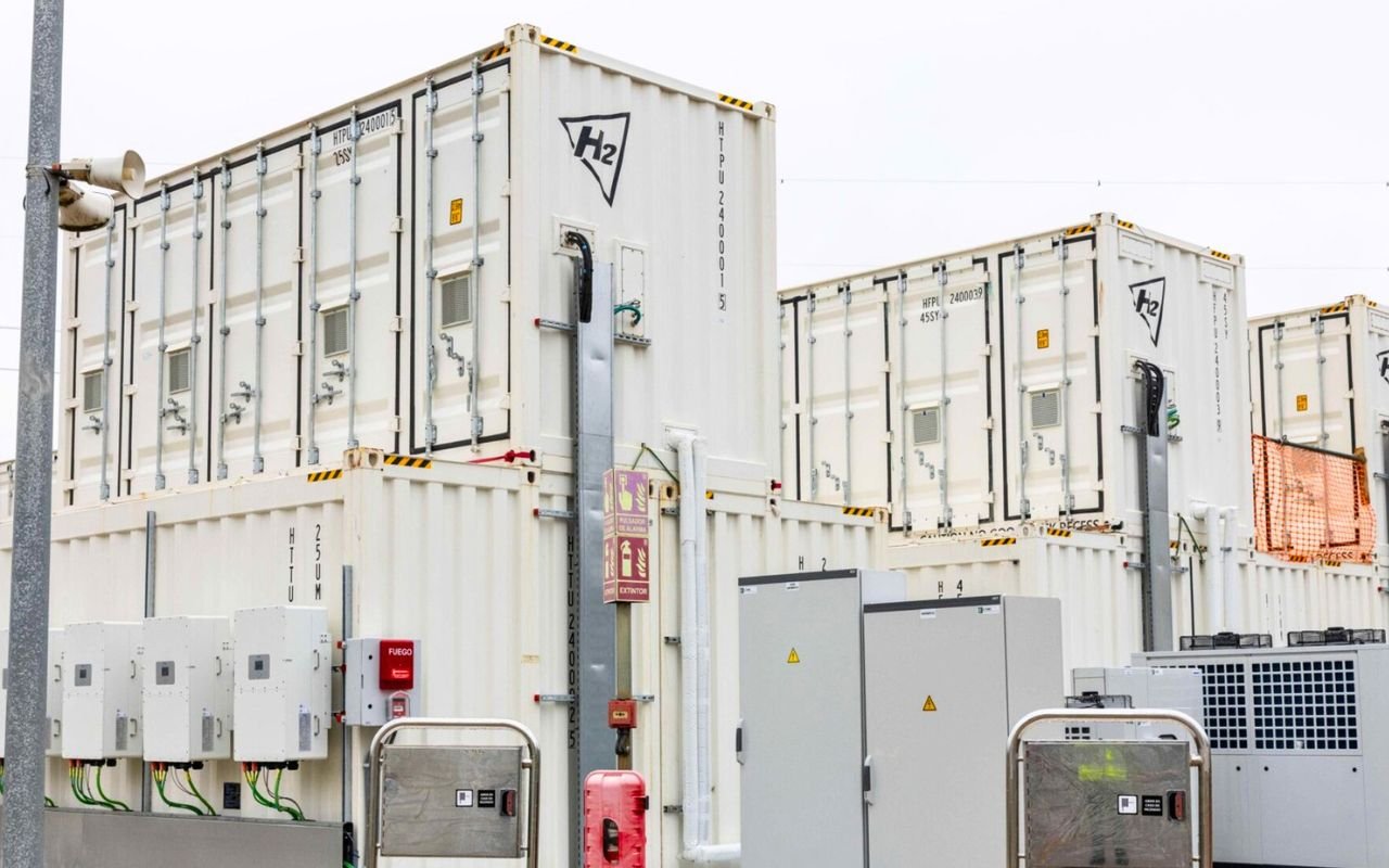 C'est la fin du règne du lithium : L'Espagne inaugure la plus grande batterie au vanadium d'Europe : 8 MWh, 15 heures, 20 ans sans remplacement