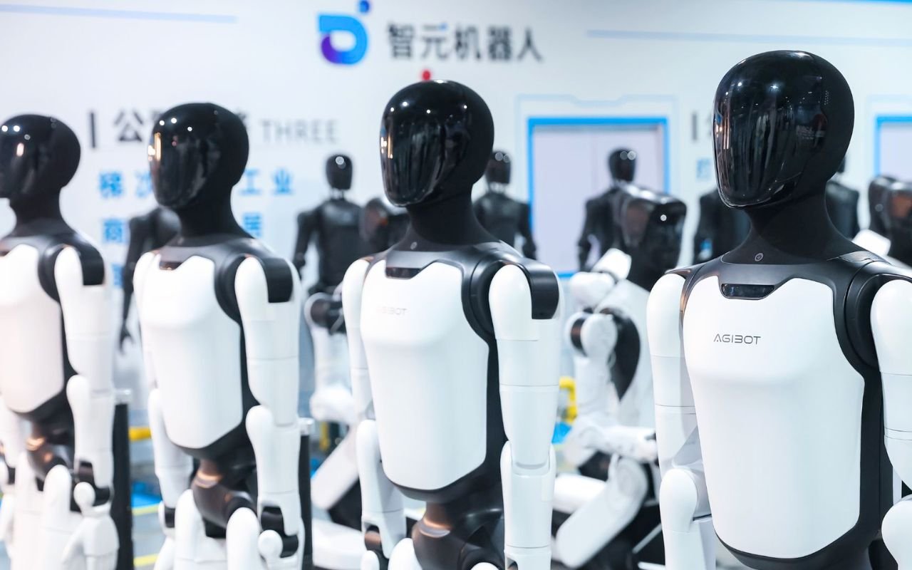 La Chine produit des robots humanoïdes plus vite que les Etats-Unis AGIBOT atteint 10 000 unités en 3 mois sur la dernière tranche et livre déjà en Europe et Amérique du Nord