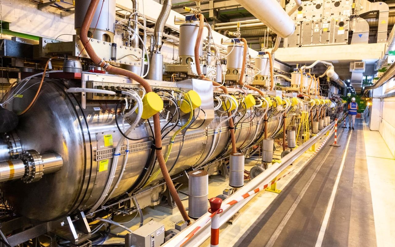 Le CERN découvre un baryon Xi-cc-plus avec deux quarks charme, une première inattendue