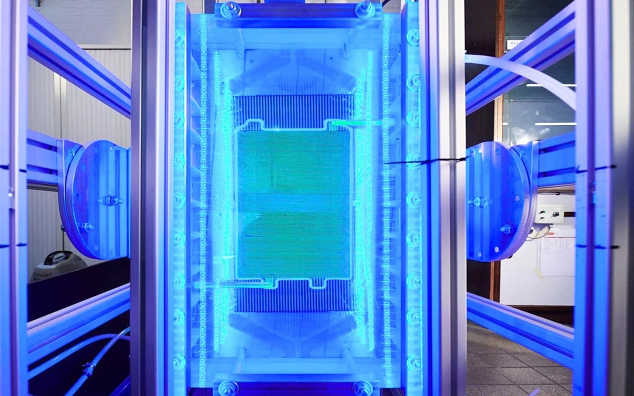 Les Pays-Bas dévoilent une batterie au fer et à l’hydrogène donnée pour 25 ans mais le coût sur la durée annoncé à 0,02 € par kWh intrigue