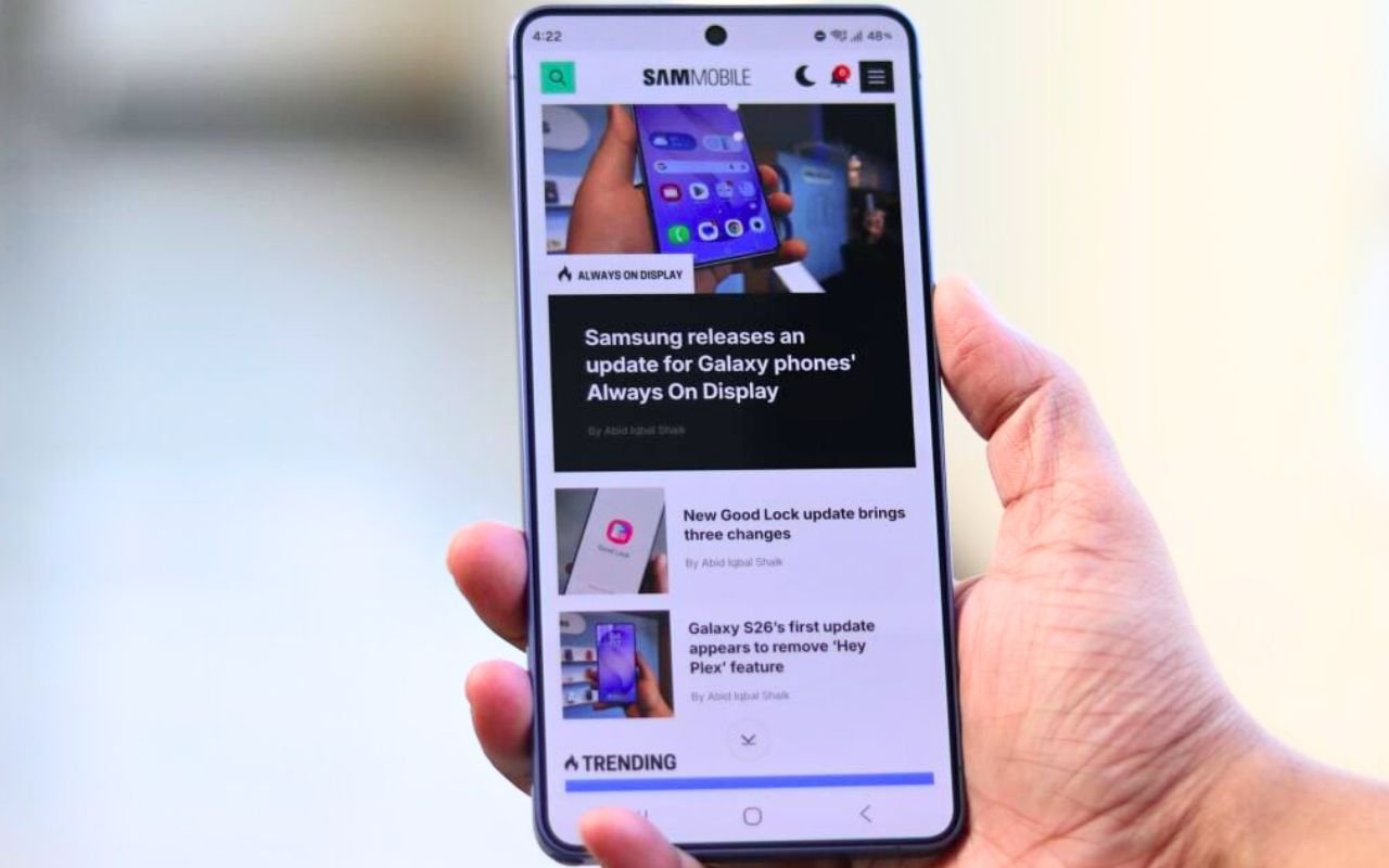 Samsung aurait proposé 231 € à certains clients pour garder leur Galaxy S26 Ultra au lieu de le renvoyer, mais la suite de l’histoire jette un vrai doute