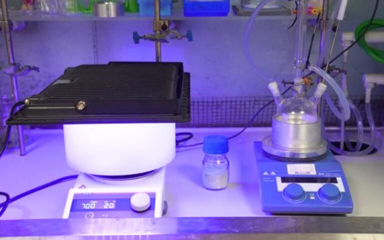 Ce réacteur solaire convertit déchets plastiques et acide de batteries en hydrogène