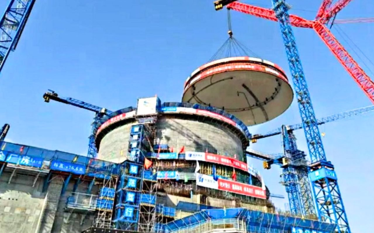 La Chine construit 35 centrales nucléaires simultanément et pose un dôme de 228 tonnes sur le Hualong One de Shidaowan pour réduire de 27 millions de tonnes de CO2 par an