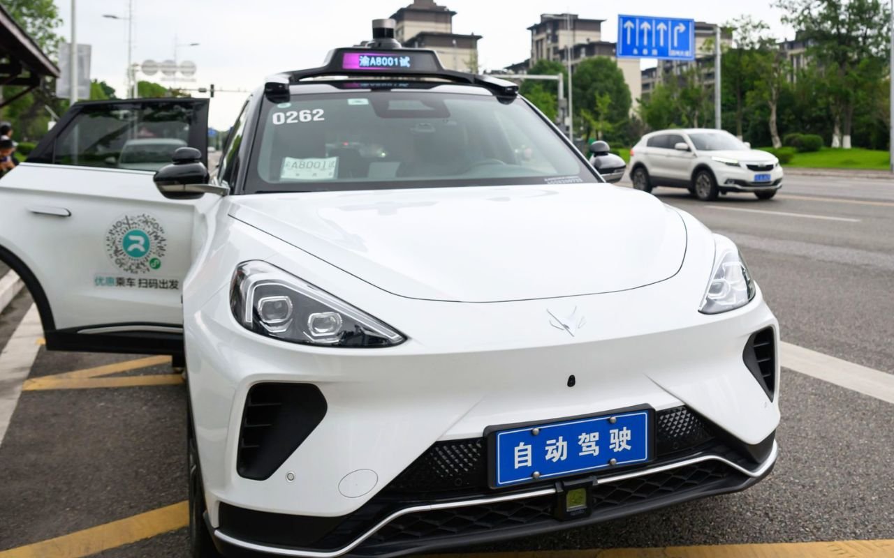 La Chine fait face à une panne spectaculaire : des dizaines de robotaxis Baidu s’arrêtent simultanément au milieu du trafic urbain
