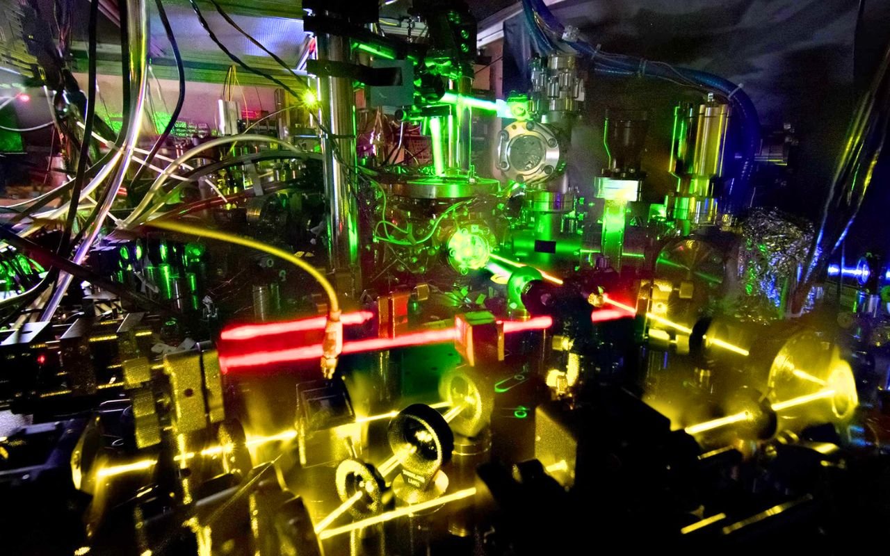 Le Japon dévoile une horloge capable de détecter ce que personne n'a encore observé : 80 Hz de largeur spectrale sur l'ytterbium et une précision de 1 sur 1 milliard pour traquer la matière noire
