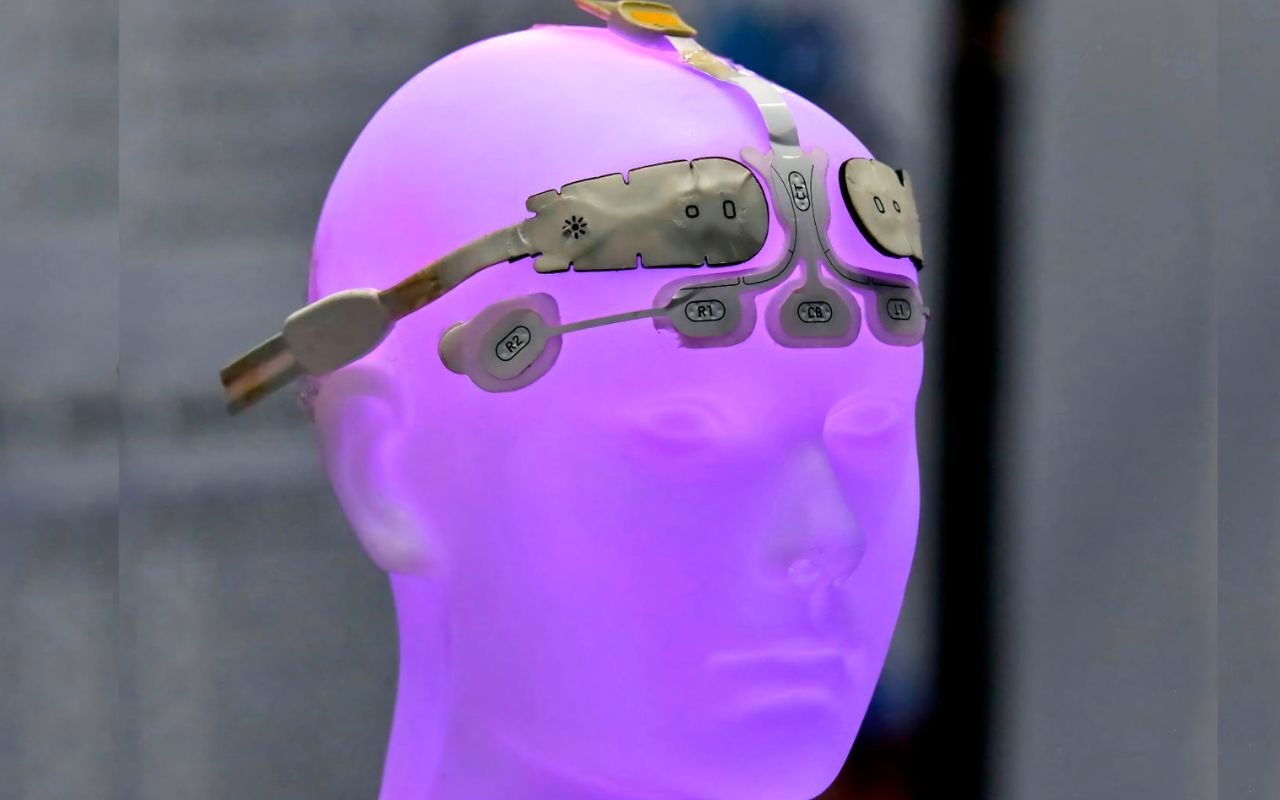 Le Japon vient de transmettre un signal cérébral sans fil sans batterie en utilisant uniquement la chaleur du corps à 32°C lors de l'Expo 2025 d'Osaka