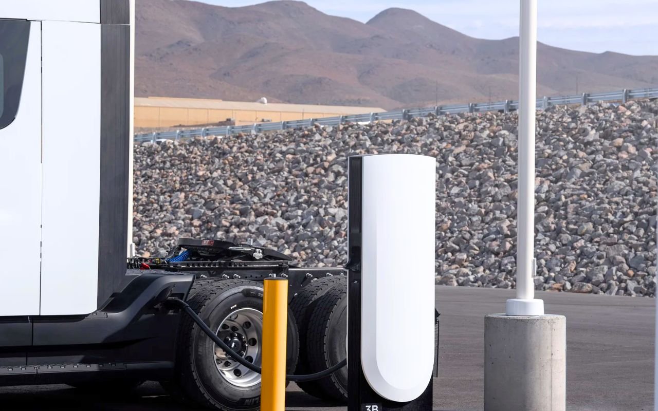 125 kW pour les camions Tesla lance une borne qui pourrait changer la logistique électrique