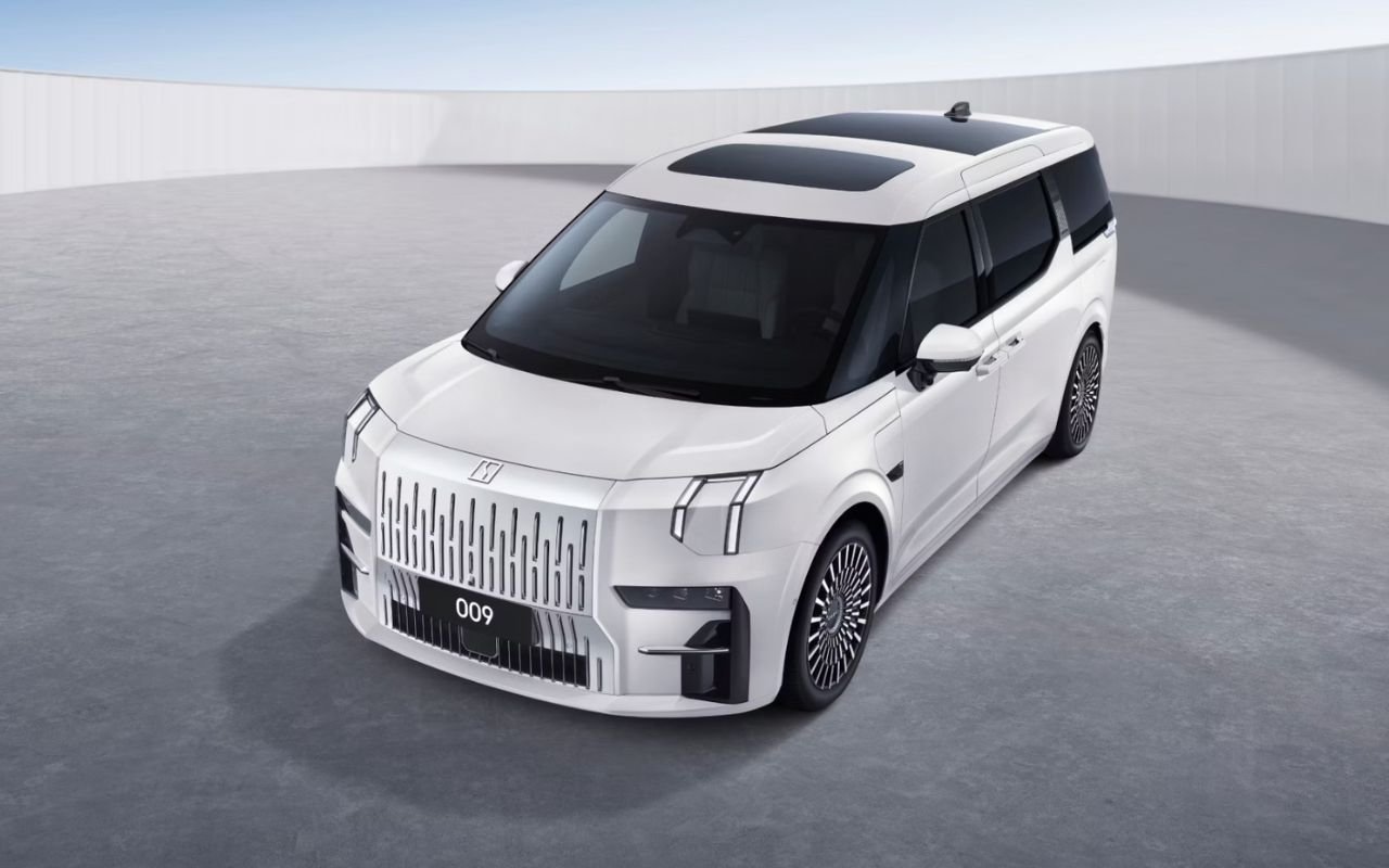 Ce monospace électrique chinois recharge à une vitesse folle et abat le 0 à 100 km/h en 3,9 secondes