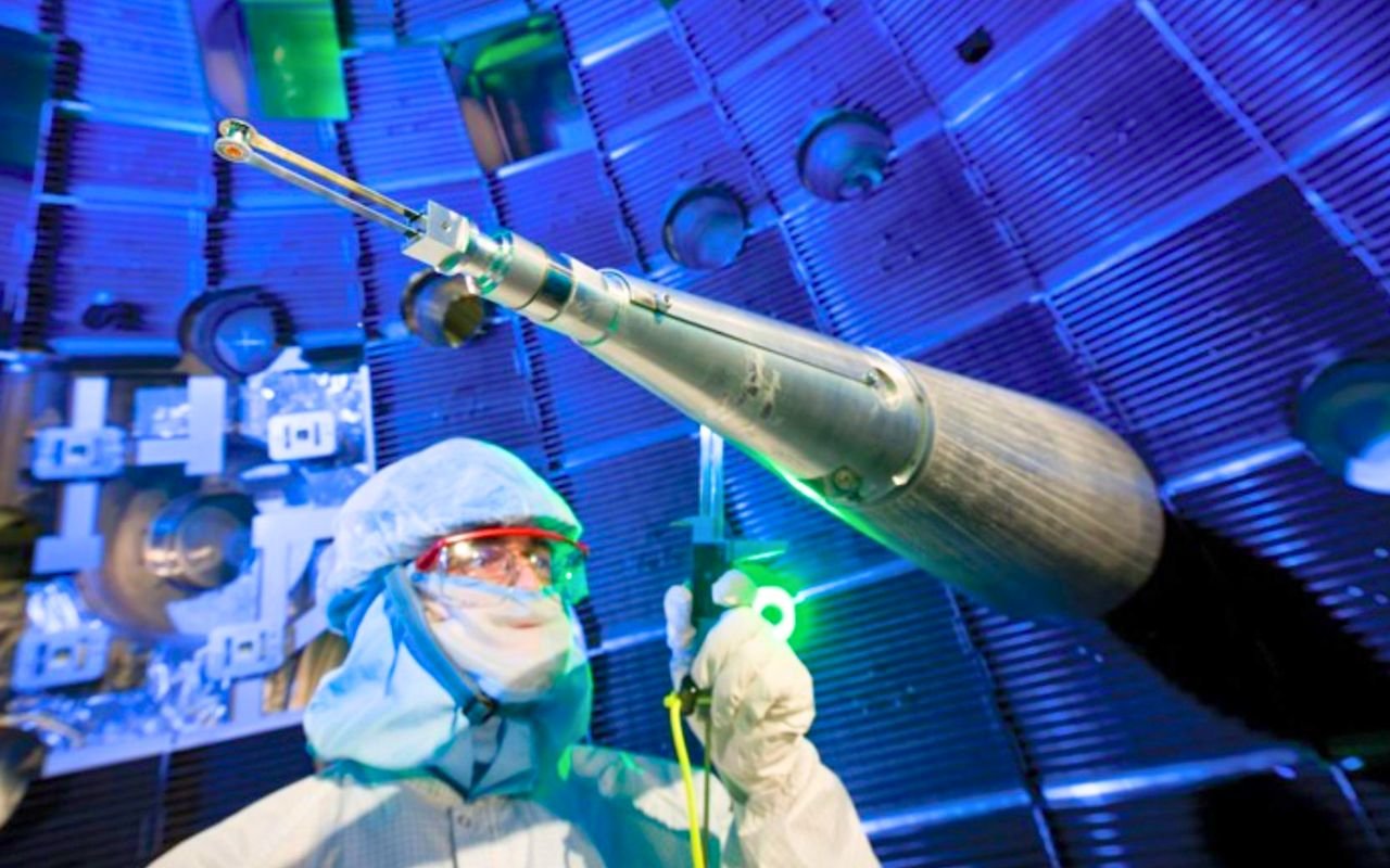 Ce que ces chercheurs viennent d’observer défie les attentes : des ions gardent leur polarisation malgré une accélération laser extrême