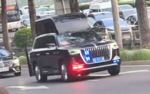 Le cortège de Donald Trump à Pékin intrigue avec deux SUV noirs mystérieux au toit anormalement haut