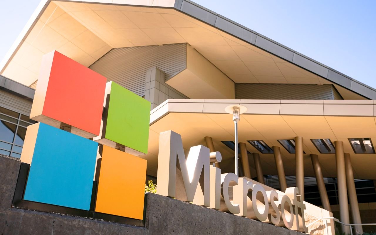 Microsoft menace un chercheur en cybersécurité, la divulgation de failles Windows tourne au bras de fer