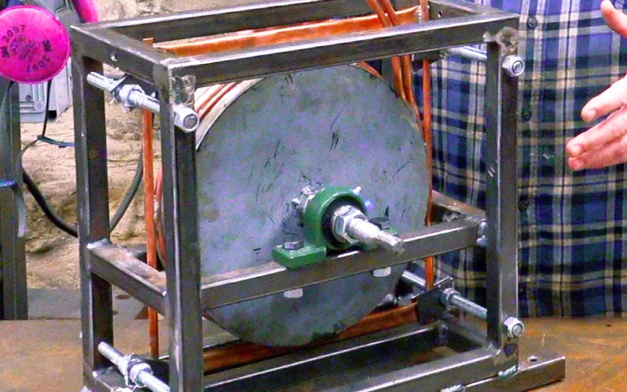 Un chauffe-eau à aimants tournants sans prise électrique mesure 575 W en atelier et pourrait atteindre 14,5 kW : le projet Greenhill Forge qui relance le débat sur l'autonomie énergétique hors réseau