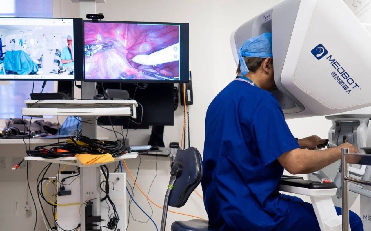 À 2 400 km de son patient, le chirurgien n’a pas bougé — le robot Toumai vient d’obtenir le marquage CE