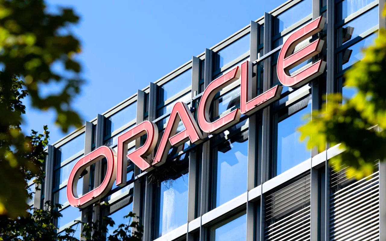 Oracle supprime 21 000 postes et s'endette pour accélérer dans l'IA: la facture d'un virage forcé