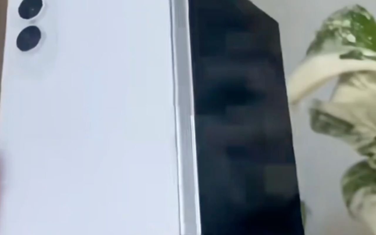 Un employé Samsung repéré avec le Galaxy Z Fold 8 plus large, un indice fort avant le lancement attendu début août