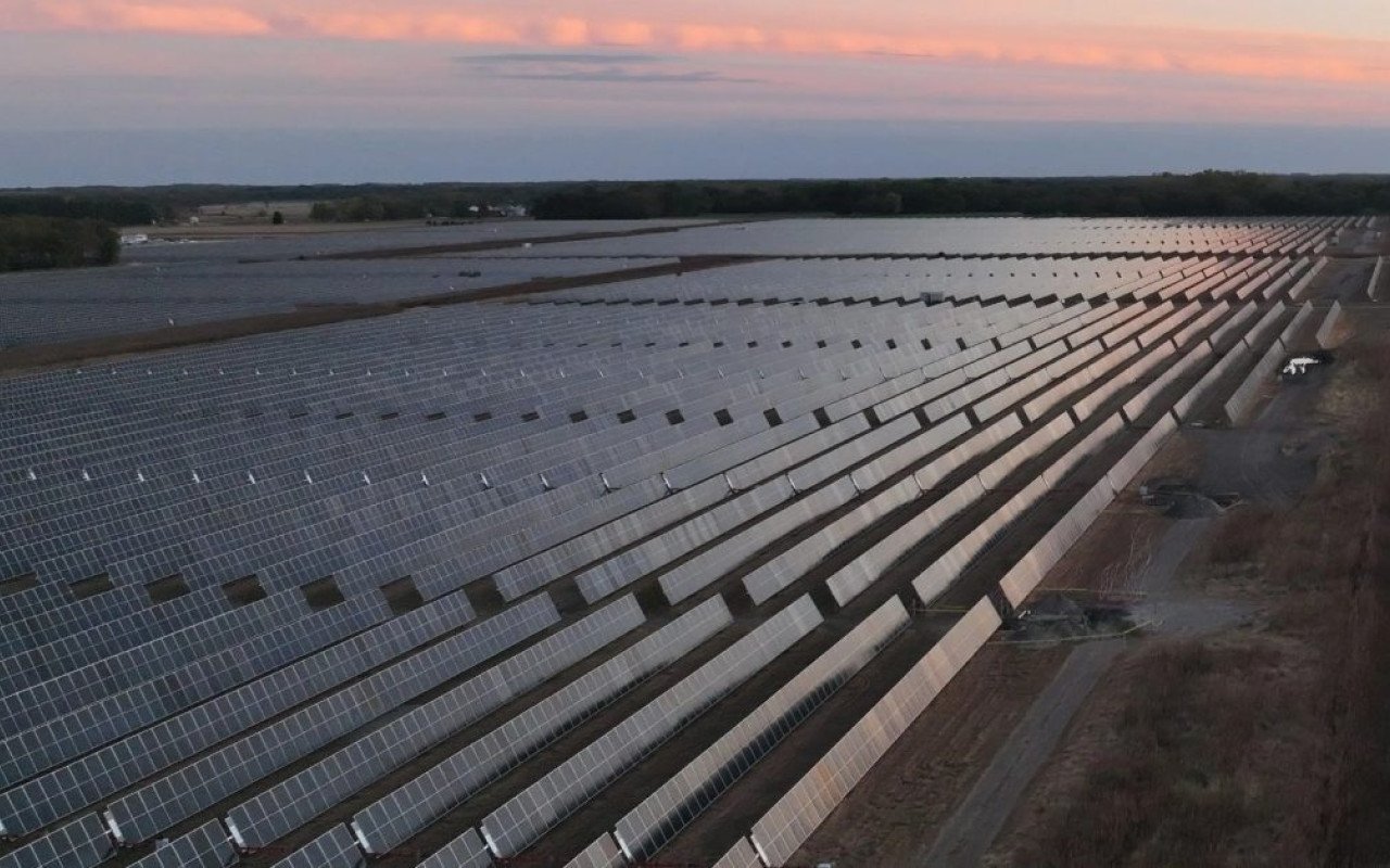 Les États-Unis pensaient avoir besoin de décennies mais l’EIA vient de confirmer que le solaire portera seul leur réseau électrique dès 2026, renouvelables à 30%