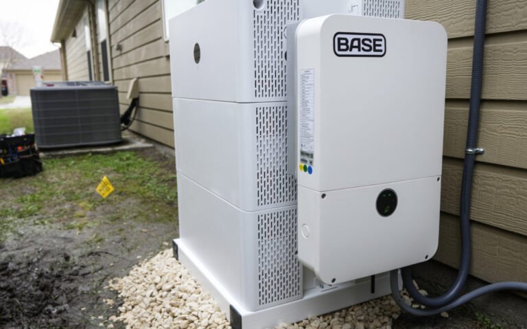 Les factures d’électricité qui ne pardonnent rien ont poussé des millions de foyers américains à pulvériser tous les records d’installations de batteries domestiques