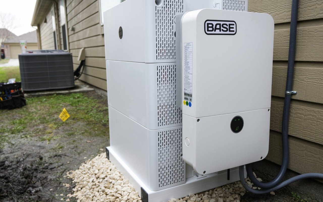 Les factures d’électricité qui ne pardonnent rien ont poussé des millions de foyers américains à pulvériser tous les records d’installations de batteries domestiques
