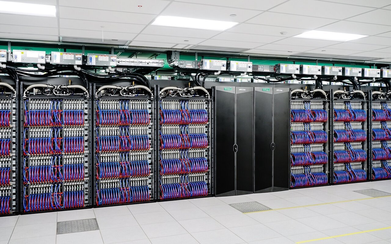 L’exascale semblait hors de portée pour Aurora : sa plateforme autonome simule pourtant aujourd’hui la chimie complexe à cette échelle et change la donne pour la recherche