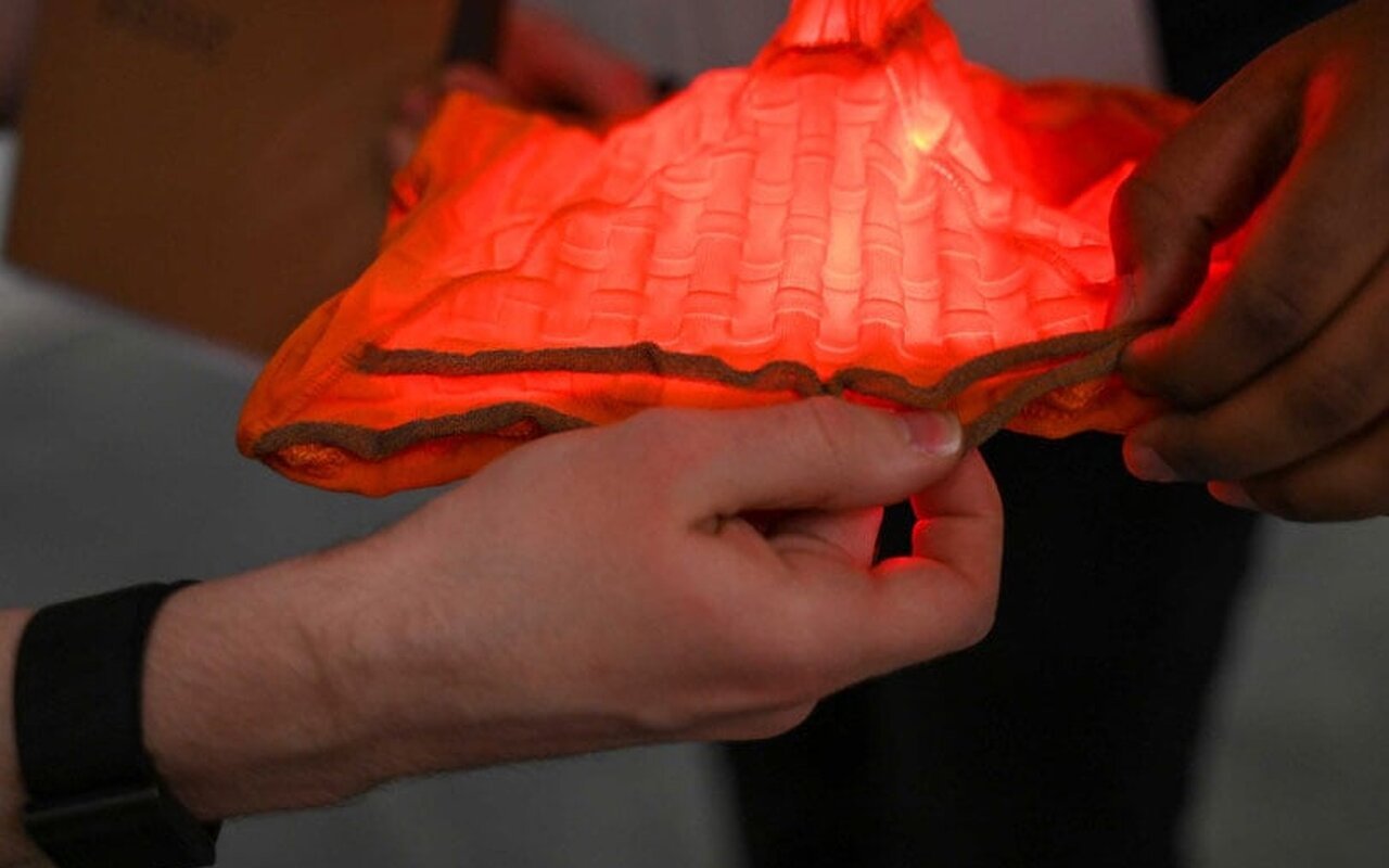 Le tricot ordinaire semblait le dernier endroit où chercher un capteur programmable, c’est pourtant là que Harvard a redéfini les matériaux intelligents