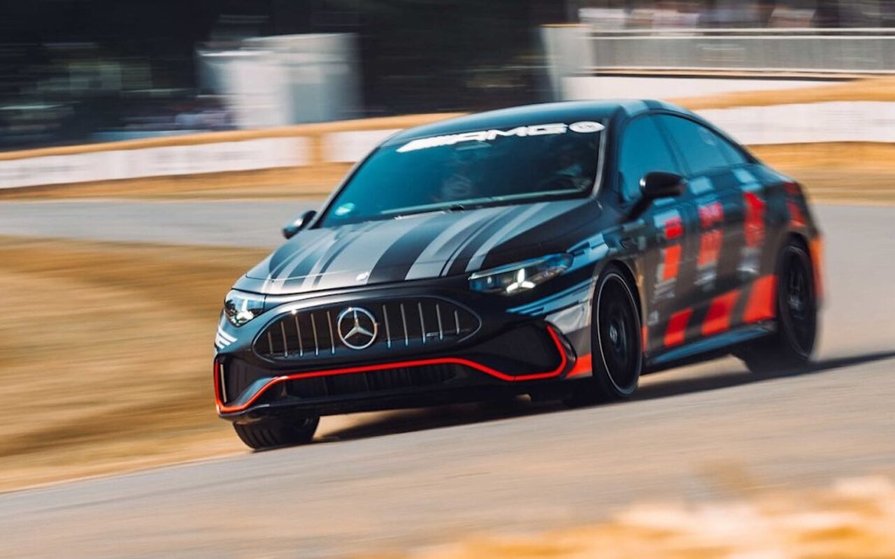 Mercedes-AMG a équipé la CLA 45 électrique de trois moteurs à flux axial pour atteindre 680 ch et boucler le 0-100 en 2,7 secondes à Goodwood