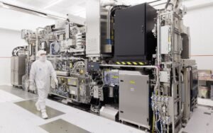 Le MIT a frôlé le pétabit sur une seule puce photonique intégrée et atteint 1,84 Pb/s, une première mondiale qui change les règles du transfert de données
