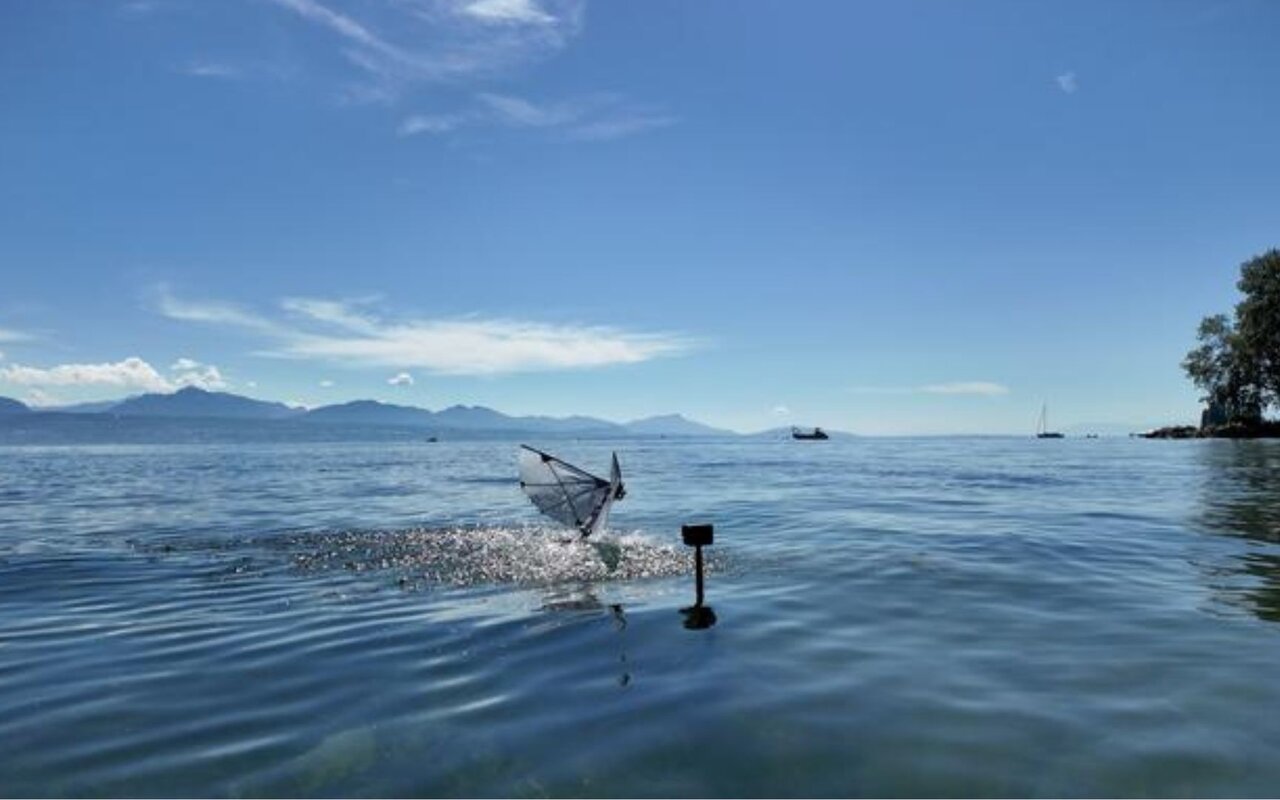 Là où la robotique butait depuis des années, le MIT et l’EPFL ont trouvé la solution avec un robot macareux dont les ailes-nageoires silencieuses volent et plongent vraiment