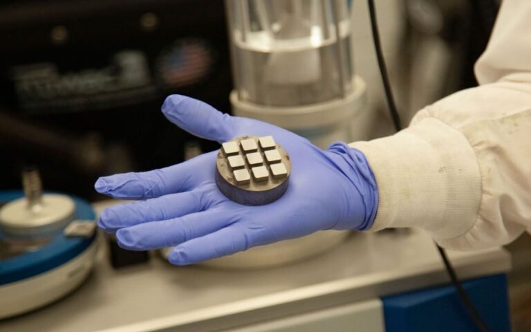 L’Université de Toronto conçoit six alliages par apprentissage automatique, dont un qui tient 1 000 °C, pour les moteurs d’avion et les réacteurs nucléaires