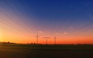 La demande électrique des data centers d’IA explose au point de dépasser la capacité des réseaux, un déséquilibre que l’AIE juge déjà critique