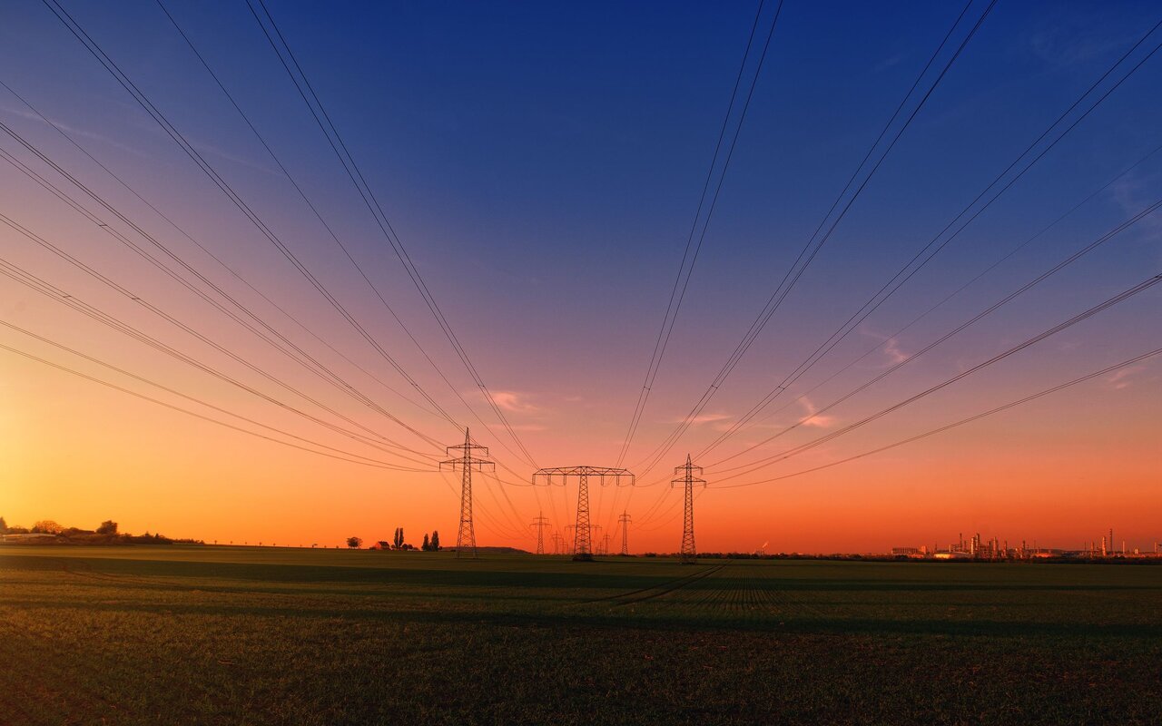 La demande électrique des data centers d’IA explose au point de dépasser la capacité des réseaux, un déséquilibre que l’AIE juge déjà critique