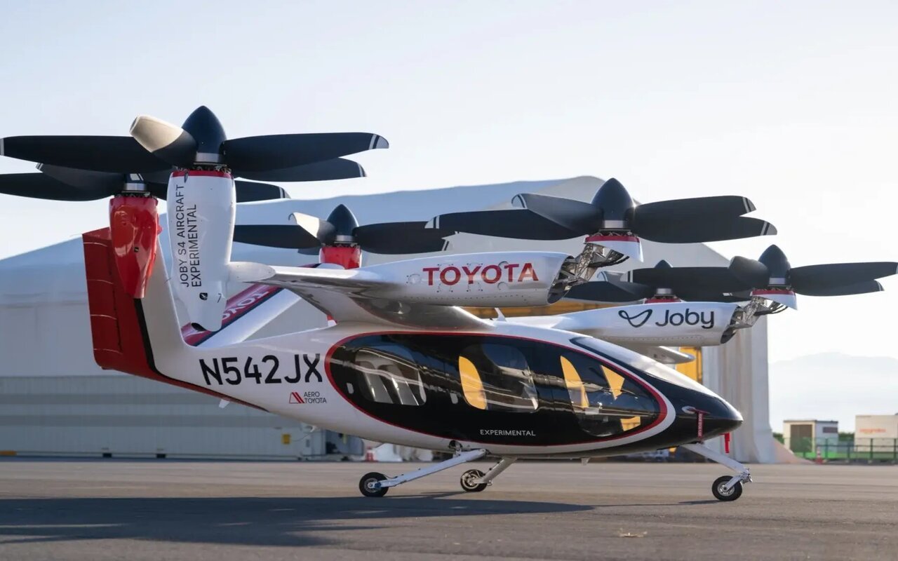 Les taxis volants électriques de Toyota et Joby ne sont plus un prototype : la production en série est lancée et change tout pour la mobilité aérienne