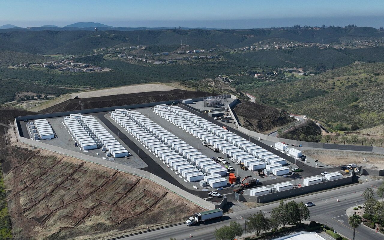 Arevon vient de mettre en service Nighthawk à Poway et ce mastodonte de 300 MW, 1 200 MWh et 600 millions de dollars redéfinit les ambitions de stockage en Californie