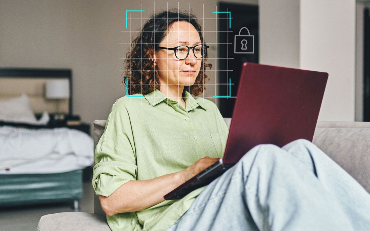 Développeur et parent discutent d'un ordinateur portable moderne