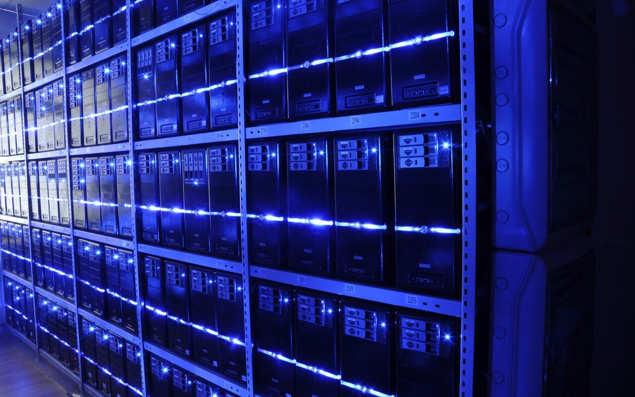 Salle de serveurs d'un centre de données, l'infrastructure sur laquelle tournent réellement les chatbots d'intelligence artificielle