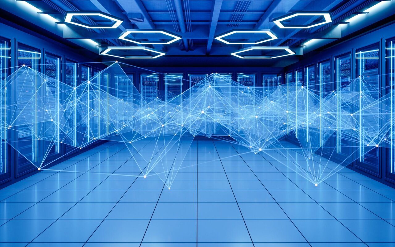 Data center chinois moderne au crépuscule, techniciens et panneaux solaires