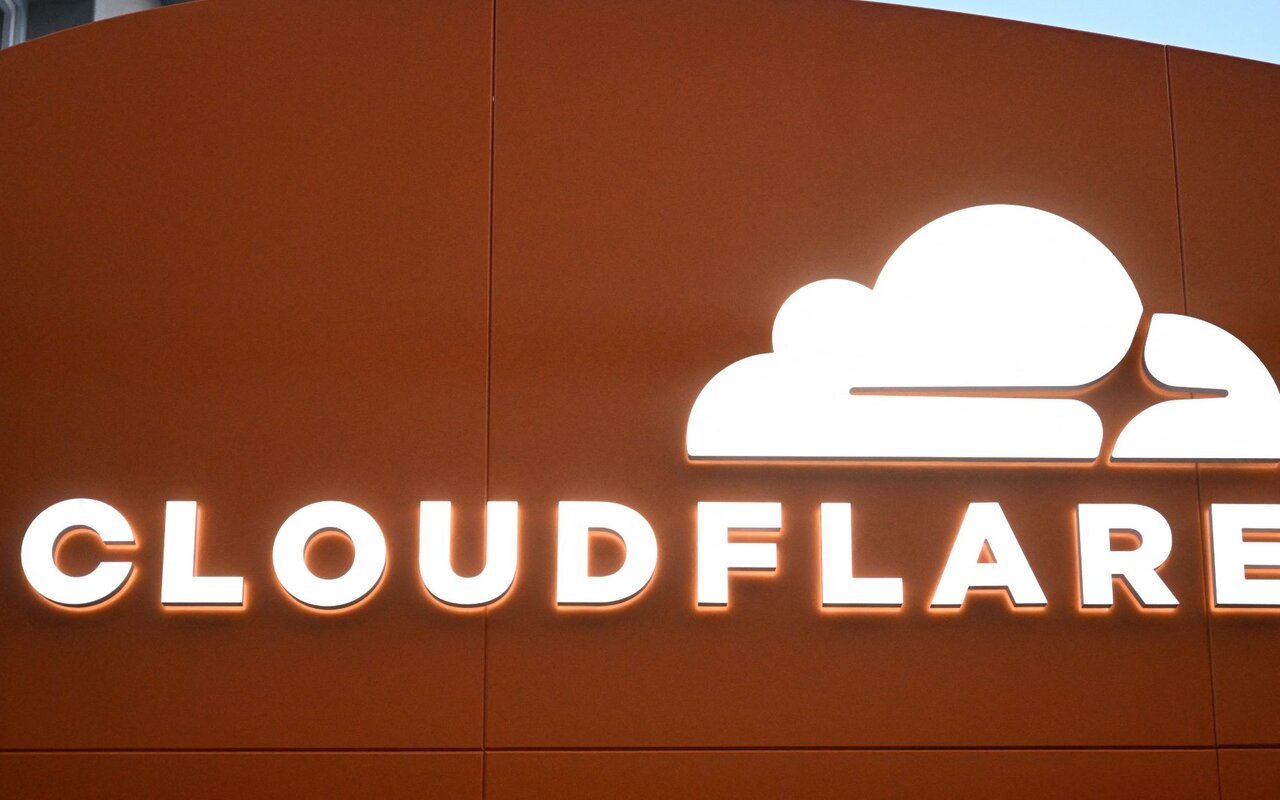 Ingénieurs devant écrans dans un data center moderne