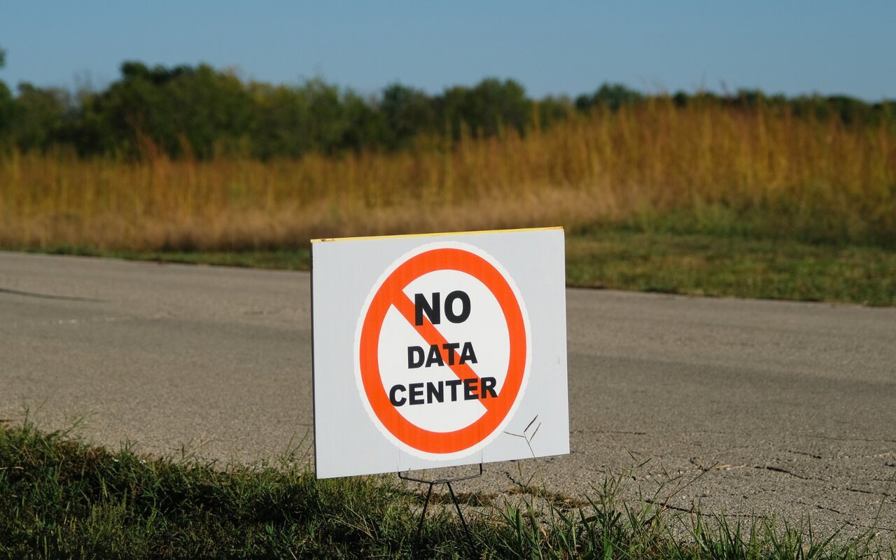 Treize balles tirées sur le domicile d’un élu d’Indianapolis : plus de 500 communes américaines freinent désormais les data centers