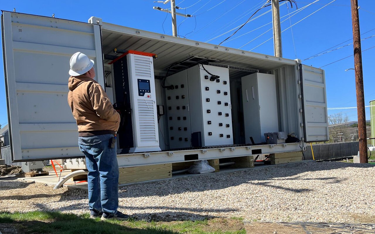 Technicien devant modules SST dans centre de données moderne