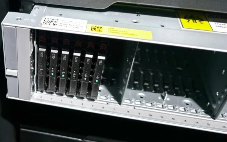 22 600 dollars le SSD de 30 To contre 1 216 le disque dur : passer un stockage IA de 25 Po en tout-flash quadruple la facture
