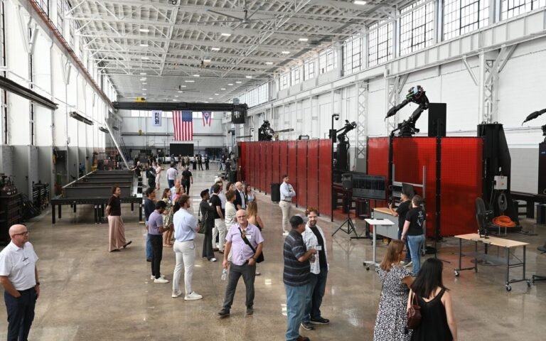 Trois ex-ingénieurs de SpaceX ont quitté les fusées pour construire 1872, une usine robotisée de châssis d’acier à Cincinnati