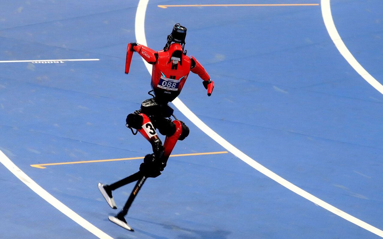 9,39 s sur 100 m, soit 0,19 s de mieux que Bolt, mais Tiangong Ultra a fini dans la barrière matelassée faute de savoir freiner