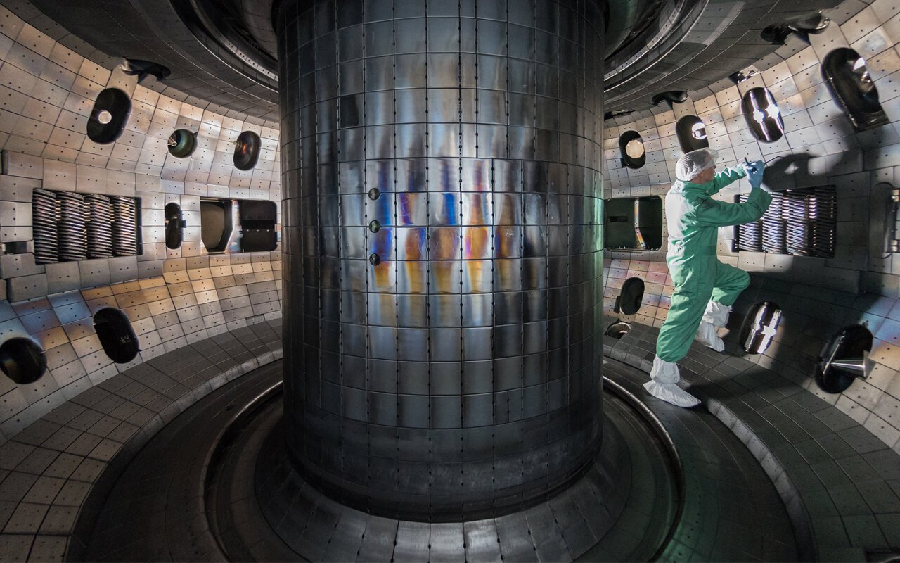 Un tir toutes les dix minutes, aucune marge d’erreur : le Jefferson Lab réduit de 80 % les erreurs de prédiction sur les bobines du tokamak DIII-D