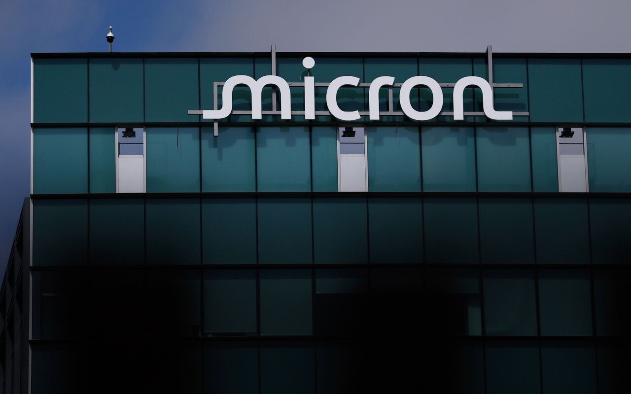 Travailleurs devant l'usine Micron à Taoyuan, discussion syndicale
