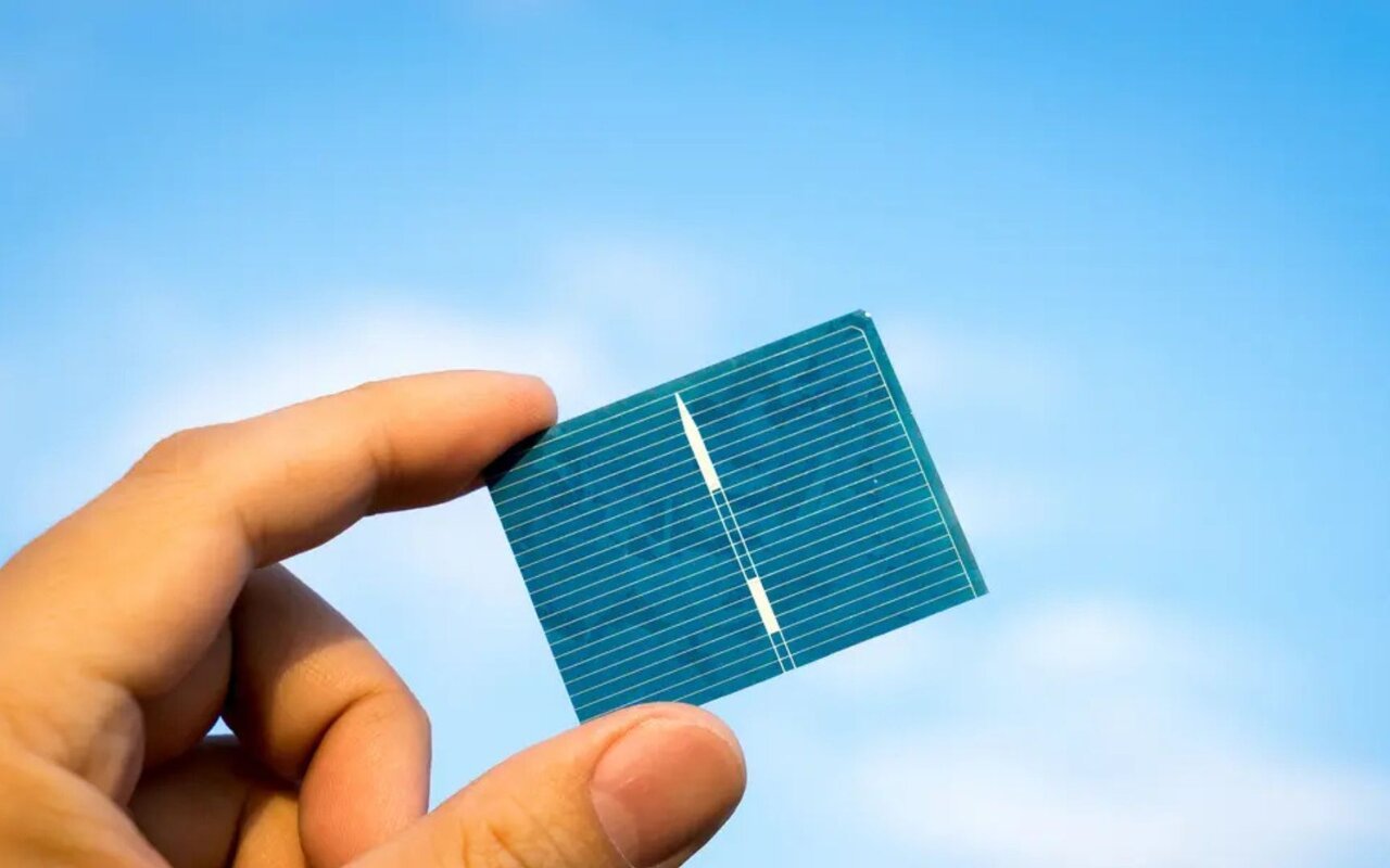 Technicien ajustant un évaporateur co-évaporatif avec plaquettes de silicium