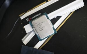 Intel garde Raptor Lake et le socket LGA 1700 au catalogue : la flambée de la DDR5 ramène les acheteurs vers la DDR4
